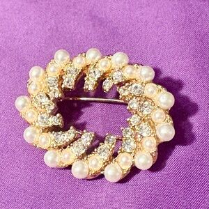 Vintage 1980 Elegant Golden Rhinestones Pearl Brooch
